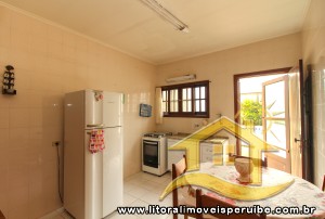 Casa - Térrea com piscina com 4 quartos (sendo 3 suite(s)) a 100,00 metros praia.