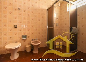 Casa - Térrea com piscina com 4 quartos (sendo 3 suite(s)) a 100,00 metros praia.