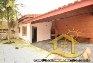 Casa - Térrea com piscina com 4 quartos (sendo 3 suite(s)) a 100,00 metros praia.