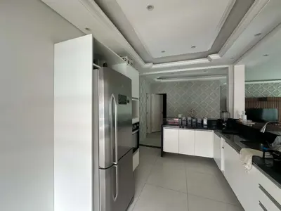 Casa - Térrea com 3 quartos (sendo 3 suite(s)) a 0,00 metros praia.