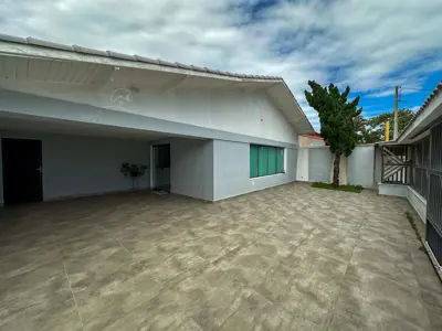 Casa - Térrea com 3 quartos (sendo 3 suite(s)) a 0,00 metros praia.