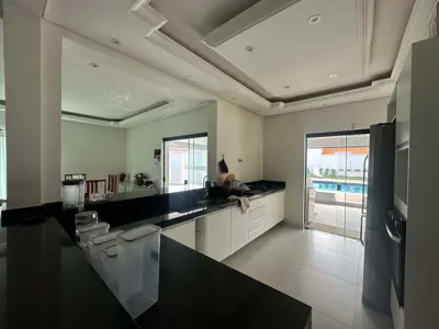 Casa - Térrea com 3 quartos (sendo 3 suite(s)) a 0,00 metros praia.