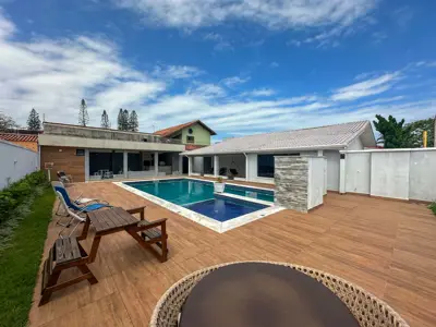 Casa - Térrea com 3 quartos (sendo 3 suite(s)) a 0,00 metros praia.