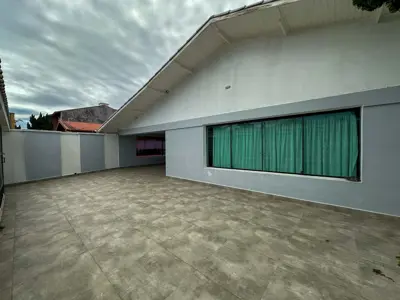 Casa - Térrea com 3 quartos (sendo 3 suite(s)) a 0,00 metros praia.