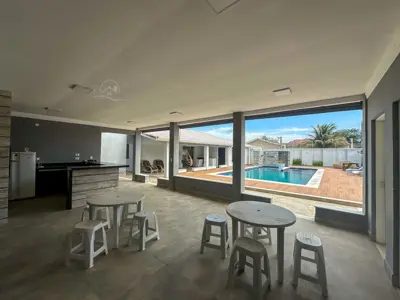 Casa - Térrea com 3 quartos (sendo 3 suite(s)) a 0,00 metros praia.