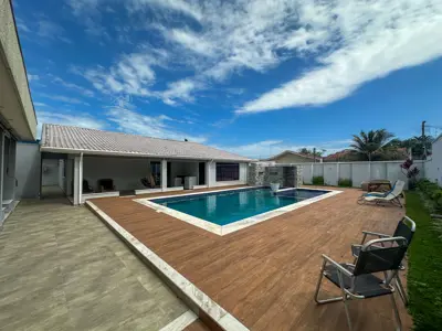 Casa - Térrea com 3 quartos (sendo 3 suite(s)) a 0,00 metros praia.