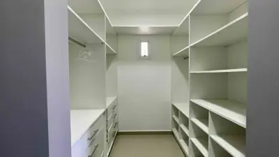 Casa - Sobrado com 4 quartos (sendo 4 suite(s)) a 1000,00 metros praia.