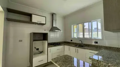 Casa - Sobrado com 4 quartos (sendo 4 suite(s)) a 1000,00 metros praia.