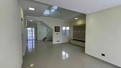 Casa - Sobrado com 4 quartos (sendo 4 suite(s)) a 1000,00 metros praia.