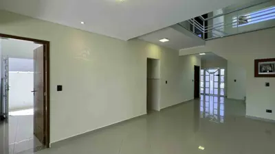 Casa - Sobrado com 4 quartos (sendo 4 suite(s)) a 1000,00 metros praia.
