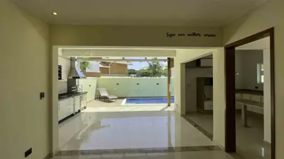 Casa - Sobrado com 4 quartos (sendo 4 suite(s)) a 1000,00 metros praia.