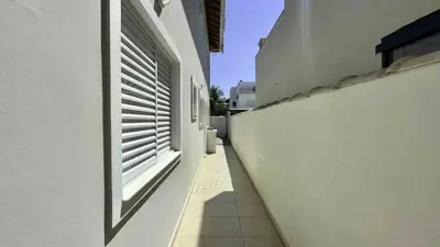 Casa - Sobrado com 4 quartos (sendo 4 suite(s)) a 1000,00 metros praia.