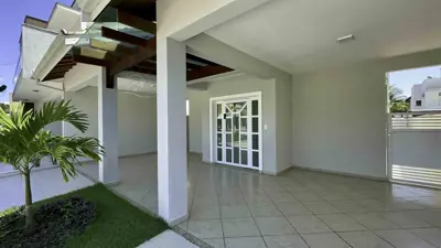 Casa - Sobrado com 4 quartos (sendo 4 suite(s)) a 1000,00 metros praia.