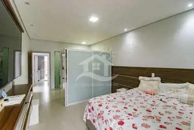Casa - Sobrado com 4 dormitórios (sendo 4 suite(s)) a 200,00 metros praia.