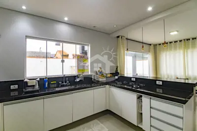 Casa - Sobrado com 4 dormitórios (sendo 4 suite(s)) a 200,00 metros praia.
