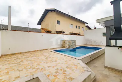 Casa - Sobrado com 4 dormitórios (sendo 4 suite(s)) a 200,00 metros praia.