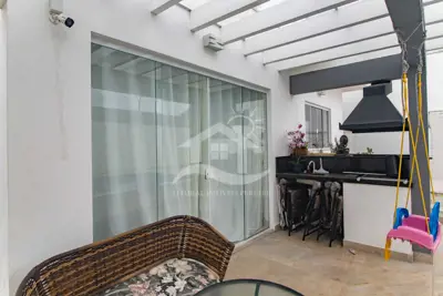 Casa - Sobrado com 4 dormitórios (sendo 4 suite(s)) a 200,00 metros praia.