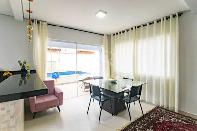 Casa - Sobrado com 4 dormitórios (sendo 4 suite(s)) a 200,00 metros praia.
