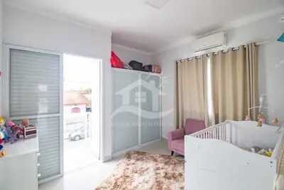 Casa - Sobrado com 4 dormitórios (sendo 4 suite(s)) a 200,00 metros praia.