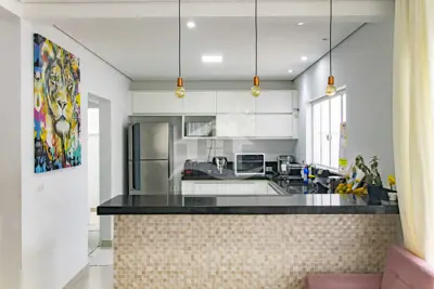 Casa - Sobrado com 4 dormitórios (sendo 4 suite(s)) a 200,00 metros praia.