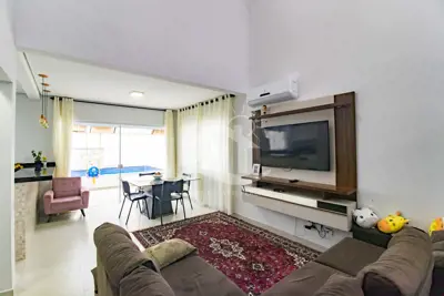Casa - Sobrado com 4 dormitórios (sendo 4 suite(s)) a 200,00 metros praia.