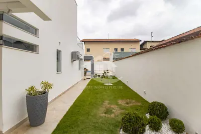 Casa - Sobrado com 4 dormitórios (sendo 4 suite(s)) a 200,00 metros praia.