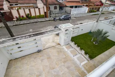 Casa - Sobrado com 4 dormitórios (sendo 4 suite(s)) a 200,00 metros praia.