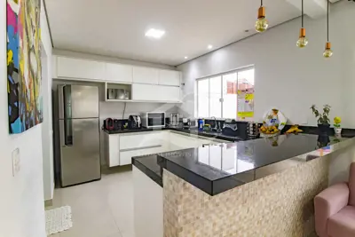 Casa - Sobrado com 4 dormitórios (sendo 4 suite(s)) a 200,00 metros praia.