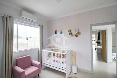 Casa - Sobrado com 4 dormitórios (sendo 4 suite(s)) a 200,00 metros praia.