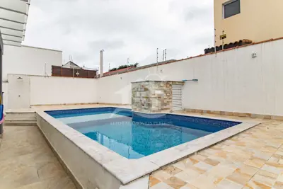 Casa - Sobrado com 4 dormitórios (sendo 4 suite(s)) a 200,00 metros praia.