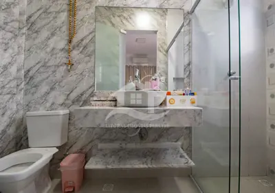 Casa - Sobrado com 4 dormitórios (sendo 4 suite(s)) a 200,00 metros praia.