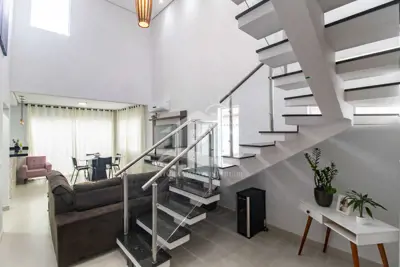 Casa - Sobrado com 4 dormitórios (sendo 4 suite(s)) a 200,00 metros praia.