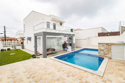 Casa - Sobrado com 4 dormitórios (sendo 4 suite(s)) a 200,00 metros praia.