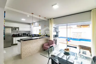 Casa - Sobrado com 4 dormitórios (sendo 4 suite(s)) a 200,00 metros praia.