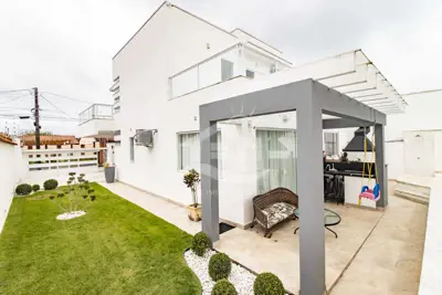 Casa - Sobrado com 4 dormitórios (sendo 4 suite(s)) a 200,00 metros praia.