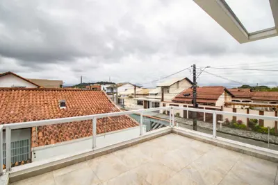 Casa - Sobrado com 4 dormitórios (sendo 4 suite(s)) a 200,00 metros praia.
