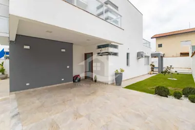Casa - Sobrado com 4 dormitórios (sendo 4 suite(s)) a 200,00 metros praia.