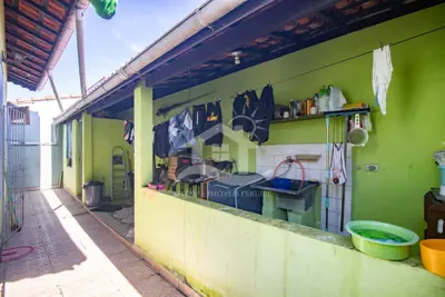 Casa - Térrea com 2 dormitórios (sendo 1 suite(s)) a 1000,00 metros praia.