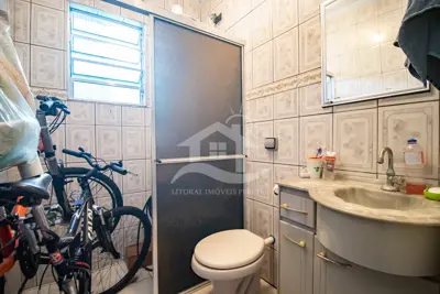 Casa - Térrea com 2 dormitórios (sendo 1 suite(s)) a 1000,00 metros praia.