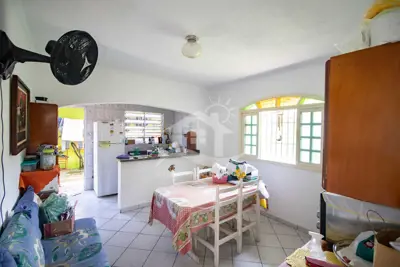 Casa - Térrea com 2 dormitórios (sendo 1 suite(s)) a 1000,00 metros praia.