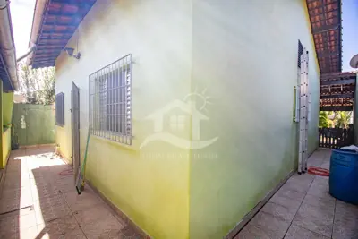 Casa - Térrea com 2 dormitórios (sendo 1 suite(s)) a 1000,00 metros praia.