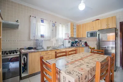 Casa - Térrea com 2 dormitórios (sendo 1 suite(s)) a 150,00 metros praia.