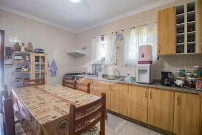 Casa - Térrea com 2 dormitórios (sendo 1 suite(s)) a 150,00 metros praia.