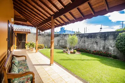 Casa - Térrea com 2 dormitórios (sendo 1 suite(s)) a 150,00 metros praia.