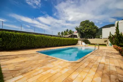 Casa - Térrea com 2 dormitórios (sendo 1 suite(s)) a 150,00 metros praia.