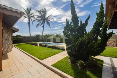 Casa - Térrea com 2 dormitórios (sendo 1 suite(s)) a 150,00 metros praia.