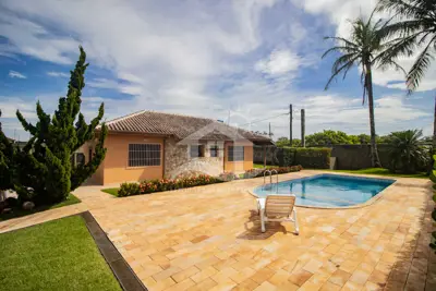 Casa - Térrea com 2 dormitórios (sendo 1 suite(s)) a 150,00 metros praia.
