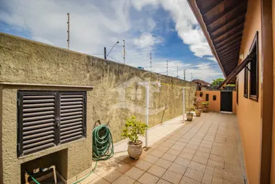 Casa - Térrea com 2 dormitórios (sendo 1 suite(s)) a 150,00 metros praia.