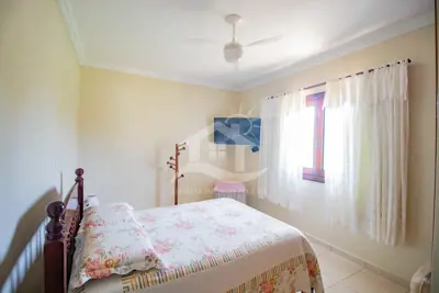 Casa - Térrea com 2 dormitórios (sendo 1 suite(s)) a 150,00 metros praia.