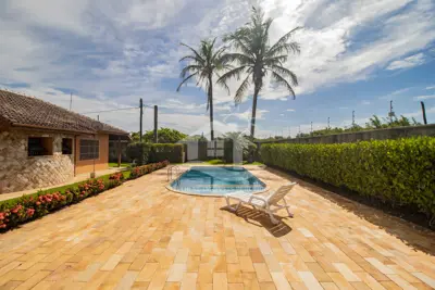 Casa - Térrea com 2 dormitórios (sendo 1 suite(s)) a 150,00 metros praia.
